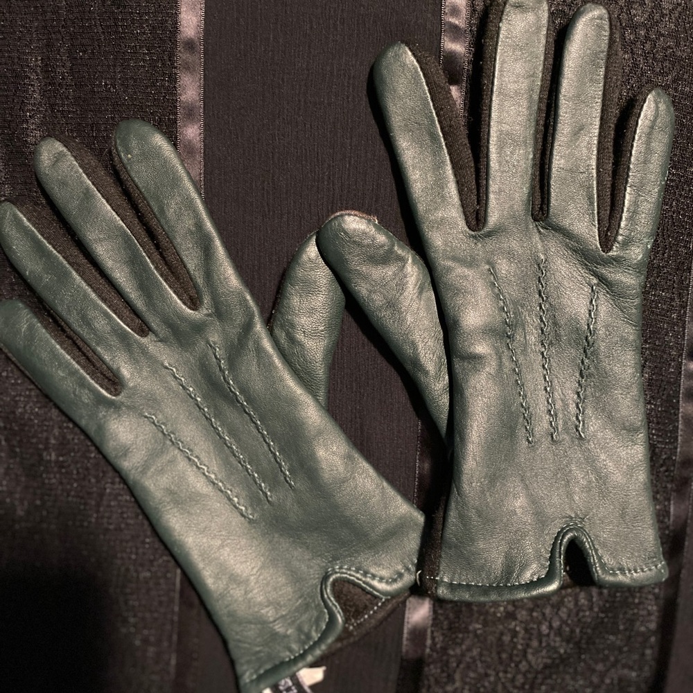 Genuine leather gloves. Hunter Green. Size Small.
